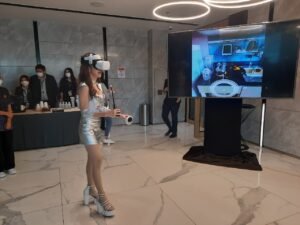 ผู้หญิงกำลังเล่น VR