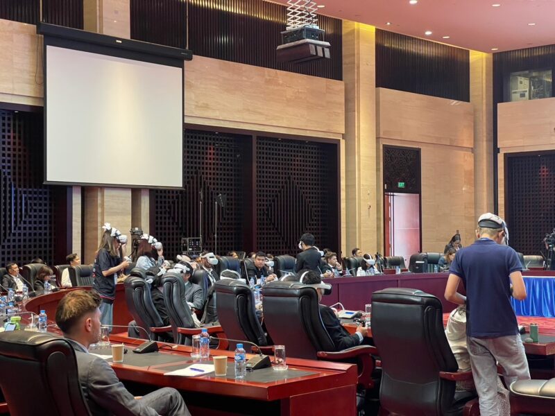 ผู้แทนในที่ประชุม 4th MRC Summit ทดลองใช้งานแว่น VR