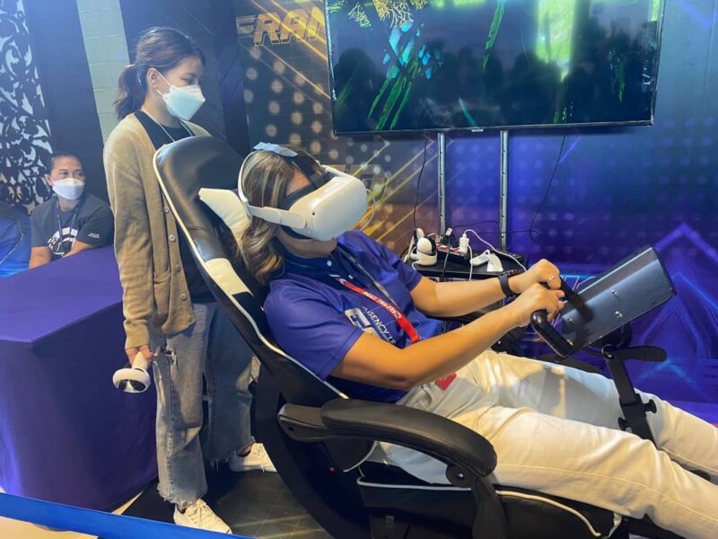ผู้ร่วมงานทดลองระบบจำลองการเคลื่อนไหว VR ในงาน AL Seminar 2023