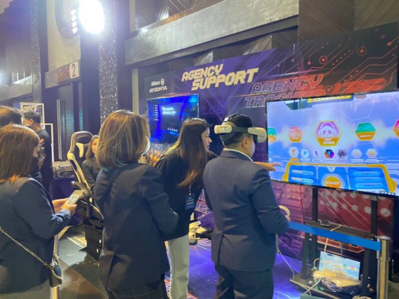 ผู้เข้าร่วมสัมมนา AL Seminar 2023 มุงดูบูธ VR ของ Allianz Ayudhya